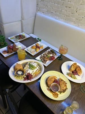 Empanadas, Chimichanga de pollo, chicken wings, Margarita de maracuyá, enchiladas con frijoles y arroz