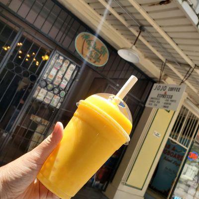 Mango smoothie with lychee pearls