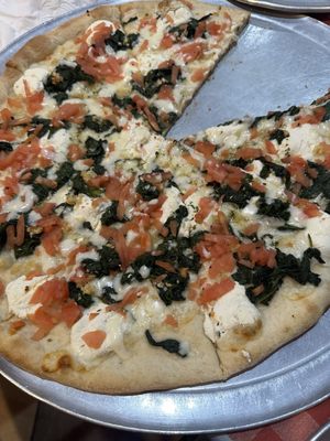 White pie, with tomato, spinach, garlic and ricotta