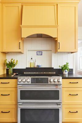 Charming Cottage Kitchen in West Seattle. Design by Raina Henderson Interiors