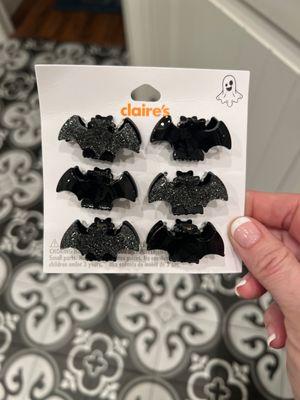 Bay clips to wear during Halloween