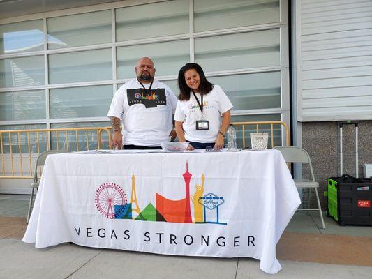 Alex Cortes and Darlene Cui helping unsheltered people at the Courtyard