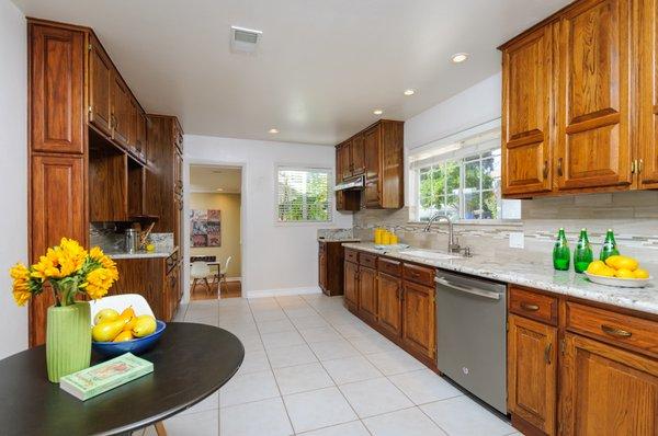 #LaCrescenta staged kitchen #nataliecerpa #duplex #partnerstrust