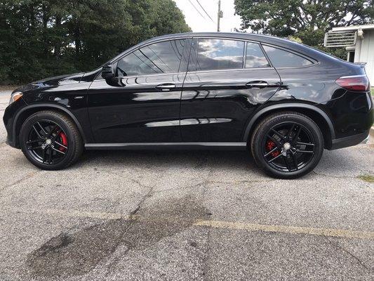 High gloss black rims & Apple red calipers