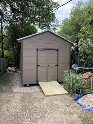 Double horizontally slatted door with ramp