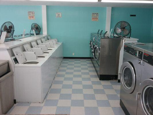 Lots of small washers and triple load washers.  Good prices!  Clean place!