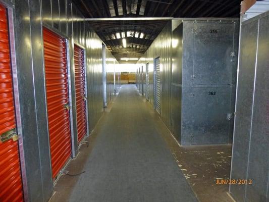 Clean, wide hallways!  Great lighting too!