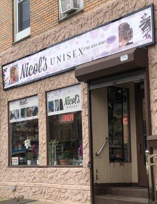 New signs NICOL's UNISEX