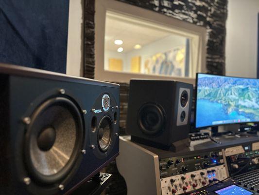 Experience unparalleled sound quality and professional mixing at our state-of-the-art recording studio. Book your session today!