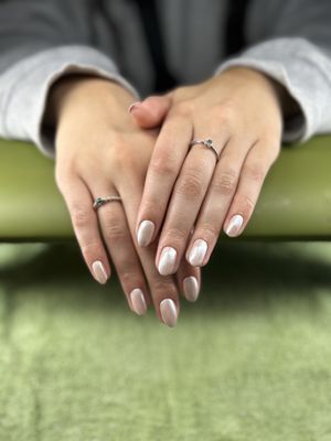 Pearl chrome gel nails