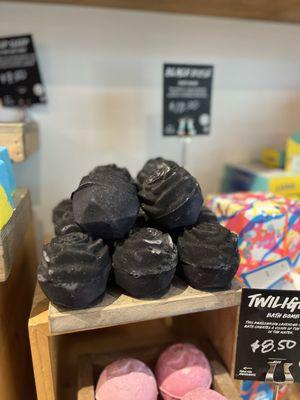 The 'Black Rose' bath bomb