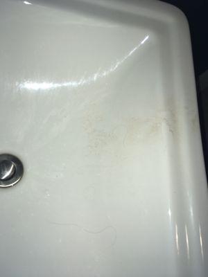 Sink clearly wasn't cleaned before check in... at least it was easy to rub the brown stuff off!