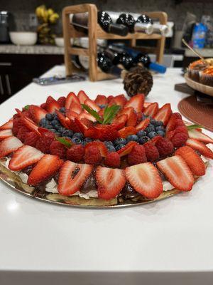 Pavlova de nutella y dulce de leche, decorada con frutas