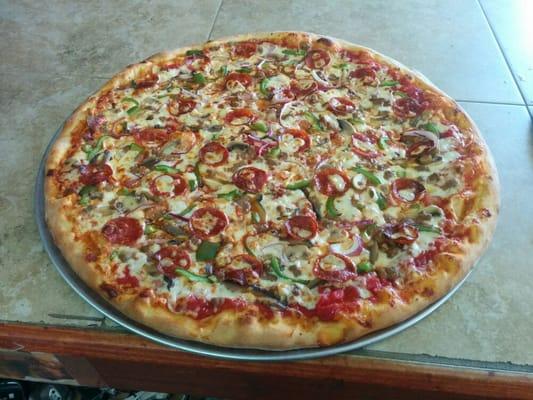 DELUXE SUPREME PIZZA
Green Peppers, Pepperoni, Sausage, Mushrooms, Onions & Mozzarella Cheese