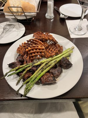 Their famous BBQ steak tips with Laurie's secret marinade, accompanied by two sides. We choose sweet potato fries and asparagus