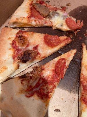 Some slices have 1 pepperoni on it. ‍