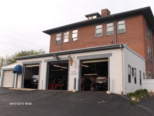 Murray's Auto Service is in the rear of the building.