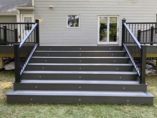 Two tone Trex deck with step lighting