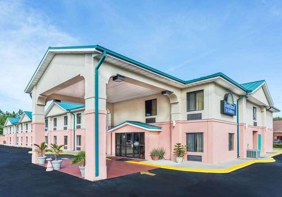 Welcome to the Days Inn Panama City Callaway