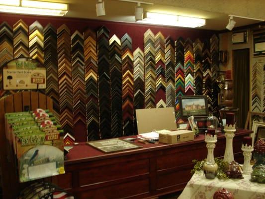 Over 1,000 moldings for your picture frames.