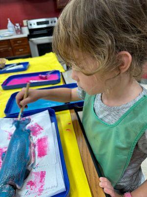 Teacher Yoli carefully combines traditional Japanese method of printing fish 'gyotaku' with the sciences.