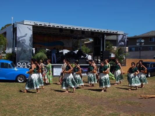 Hula dancers