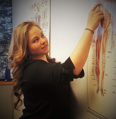 Dr. Alyssa Arms, PT, DPT, OCS teaching the anatomy involved in the patient's pain.