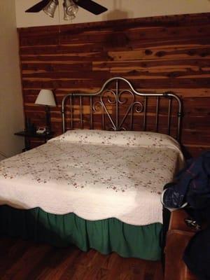 King bed in size small cabin.