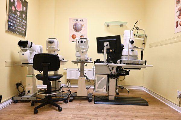 Full ophthalmological medical diagnostic room.