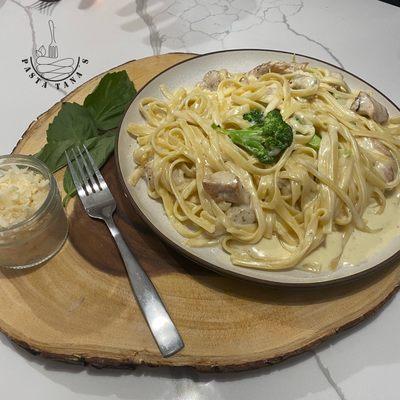 Fettuccine Chicken Broccoli Alfredo (Pasta, Sauce Bechamel, Grilled Chicken, Broccoli)