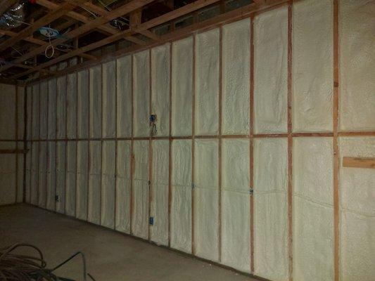 Closed cell spray foam walls insulation