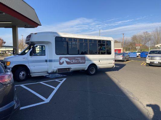 The driver had a good 2 feet that he could've pulled forward. But clearly should not have parked in the spot anyways.