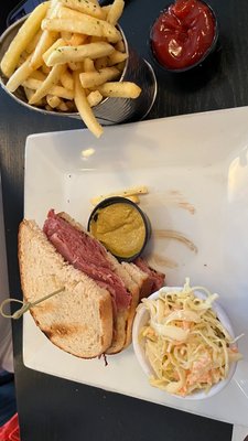 Corned beef sandwich with fries & comeslaw