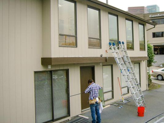 Glass Replacement in aluminum frames in commercial building