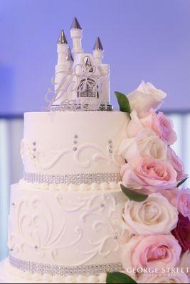 Beautifully decorated wedding cake