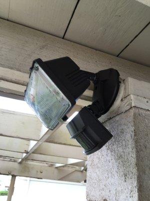 Simple Flood Light w/Motion Sensor