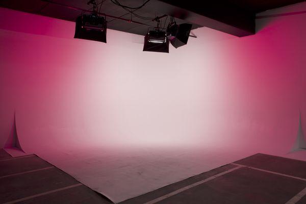 15'x15′ White Cyclorama Cove

Studio Dimensions: 38′ 4″ x 27′