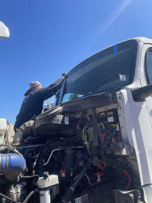 2023 Peterbilt front windshield replacement