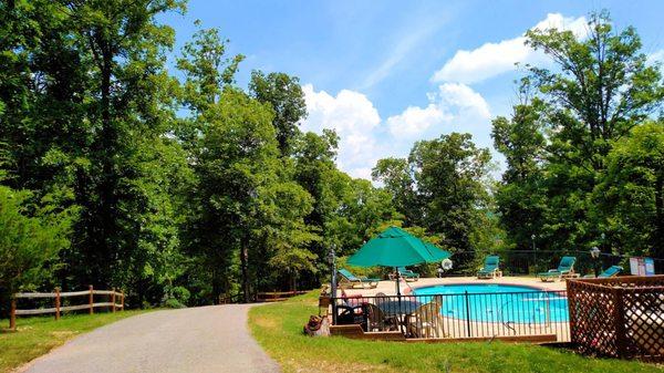 Eureka Springs Arkansas cabin rentals at Lake Forest Luxury Log Cabins. Outdoor Swimming Pool.