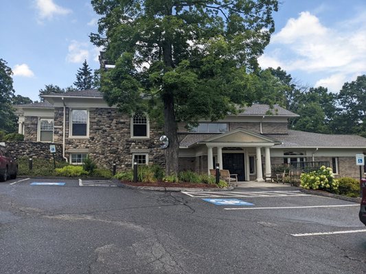 Entrance to Gunn Memorial Library