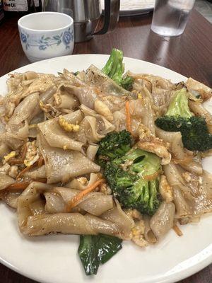 The Chicken Pad Se Ew was delicious. It came with a combination of broccoli & bok choy.