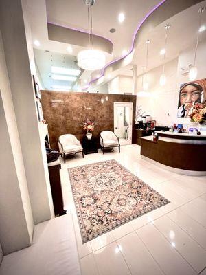 Are you looking for a caring and experienced general/cosmetic dentist in Lincoln Park area of Chicago? Look no further!