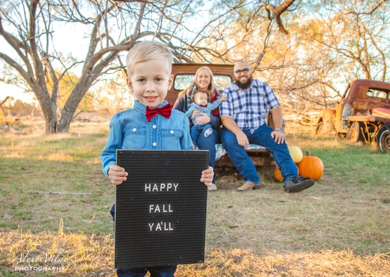 Happy Fall Y'All! #fallseason #vintagetrucksession #dallasphotographer #texasphotographer #kaufmantx