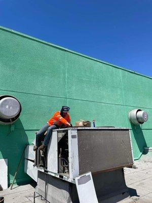 Replacing a condenser fan motor on a commercial Bryant system. Los Ángeles Ca