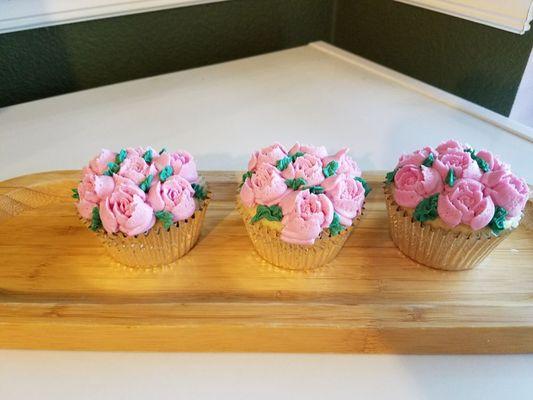 Golden Girl (lemon, ginger, and rose cupcake)