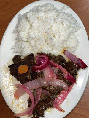 Bistec con arroz blanco y Habichuelas de tu preferencia.