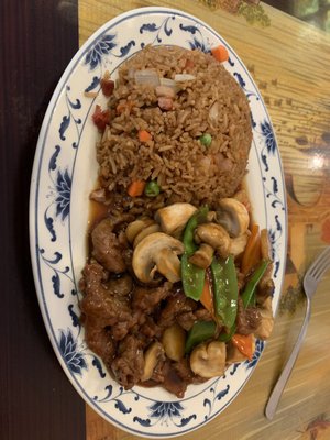 Decent American style Chinese.  Inexpensive, lunch specials were $6.55 and includes friend rice.   Had the beef w mushrooms and was tasty.