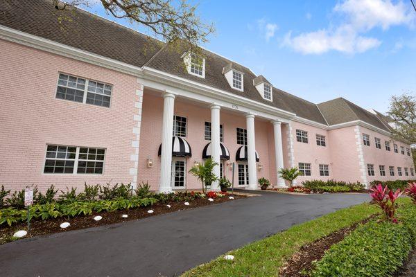 Williamsburg Landing | Assisted Living | Wilton Manors, FL | Front drive