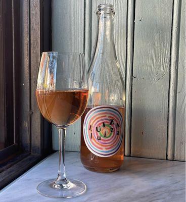 Luiza luiza! A juicy Portuguese Pet-Nat with bright grapefruit, citrus, and strawberry flavors! A delightful glass of bubbly.