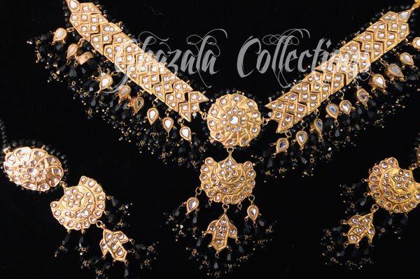 Handcrafted Kundan set. Can be customized in any color.